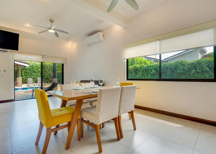 Modern + Spacious W/ Private Pool Сasa de vacaciones *