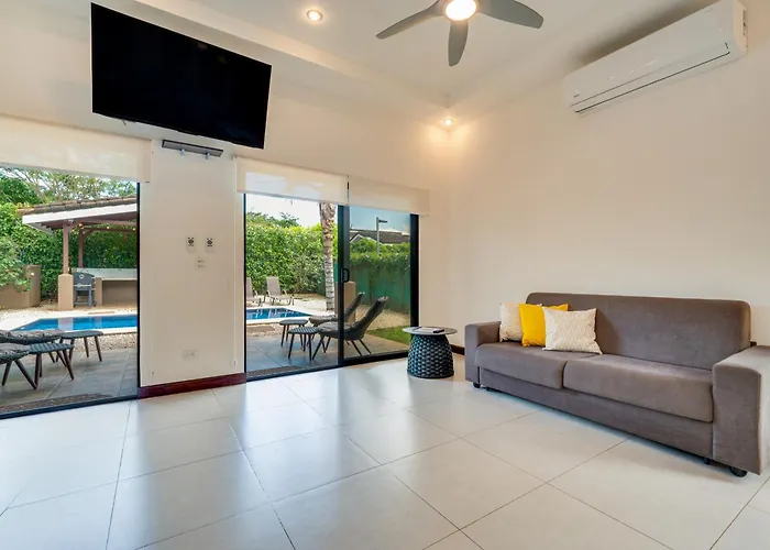 Hébergement de vacances Modern + Spacious W/ Private Pool