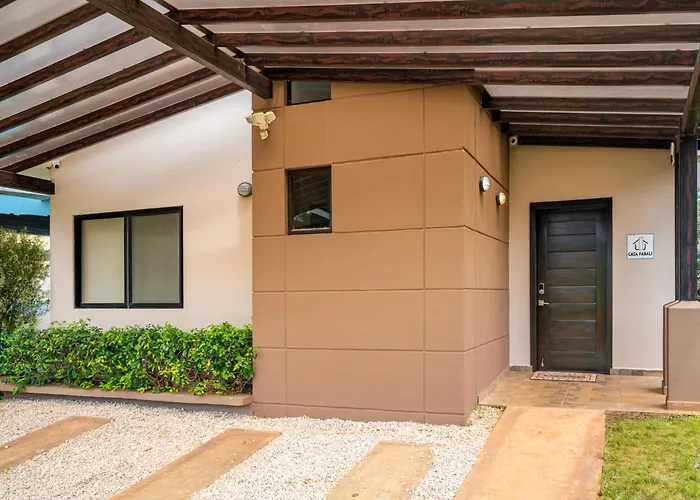 Modern + Spacious W/ Private Pool Hébergement de vacances *